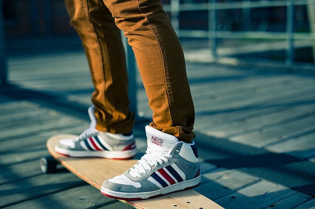 skateboard a sportovní obuv