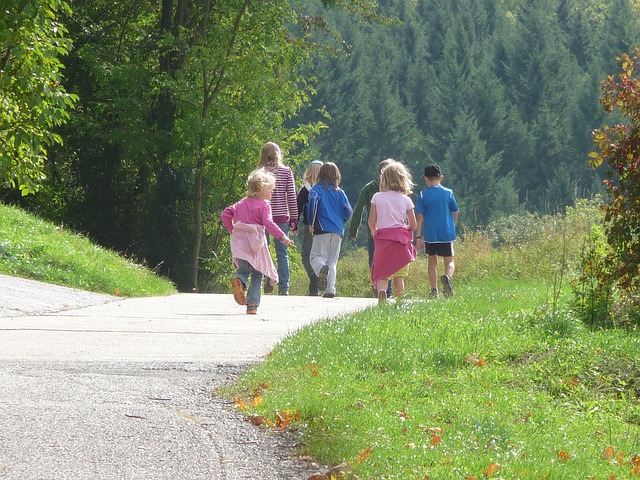 děti na procházce